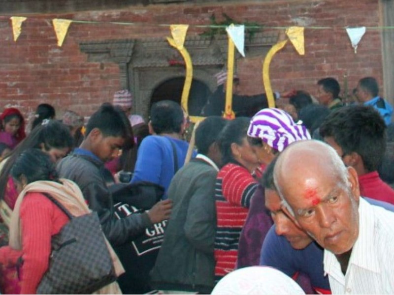 इशानेश्वर मन्दिरमा दर्शनार्थीको घुइँचो